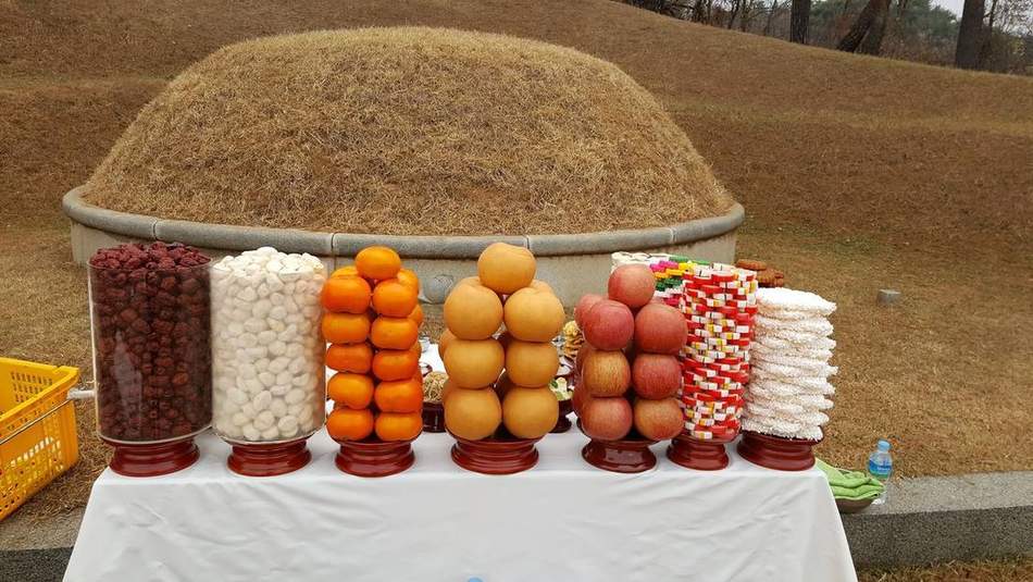 봉분 앞 제상에 과일과 유과를 층층이 고여 차린 시제 상차림
